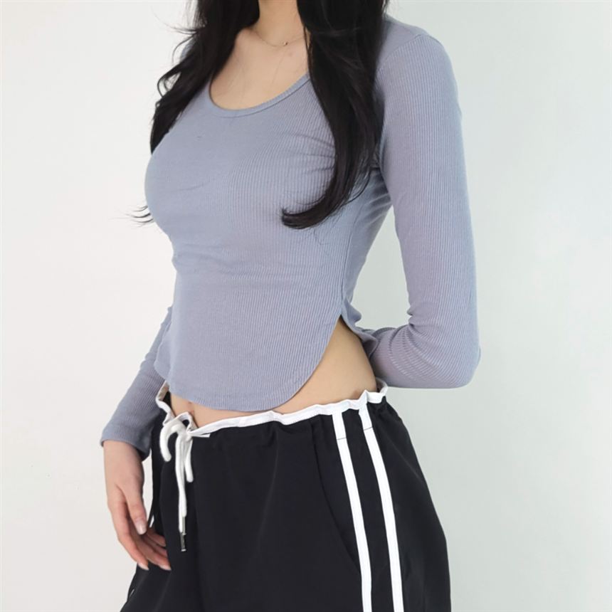 트레이닝 팬츠와 여성 크롭 티셔츠 코디 착장컷